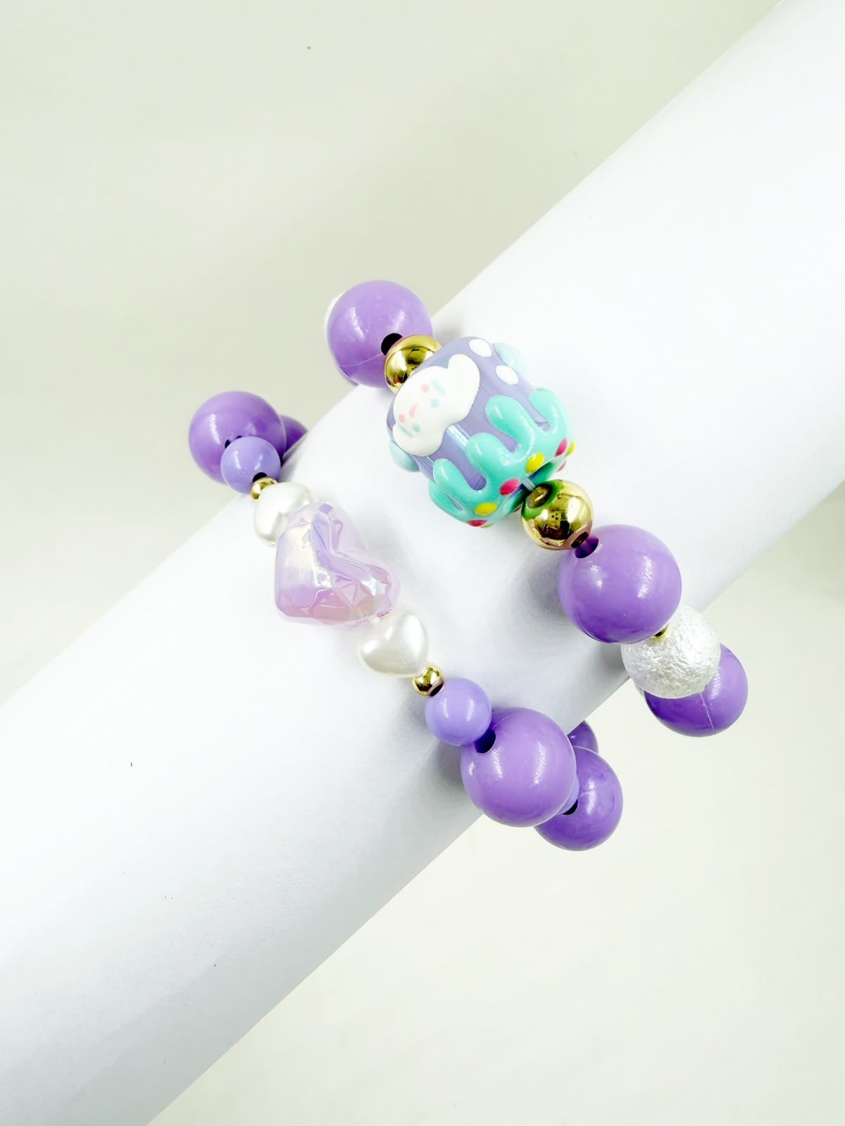 Pulsera de cuentas con corazones, perlas y detalles decorativos.
