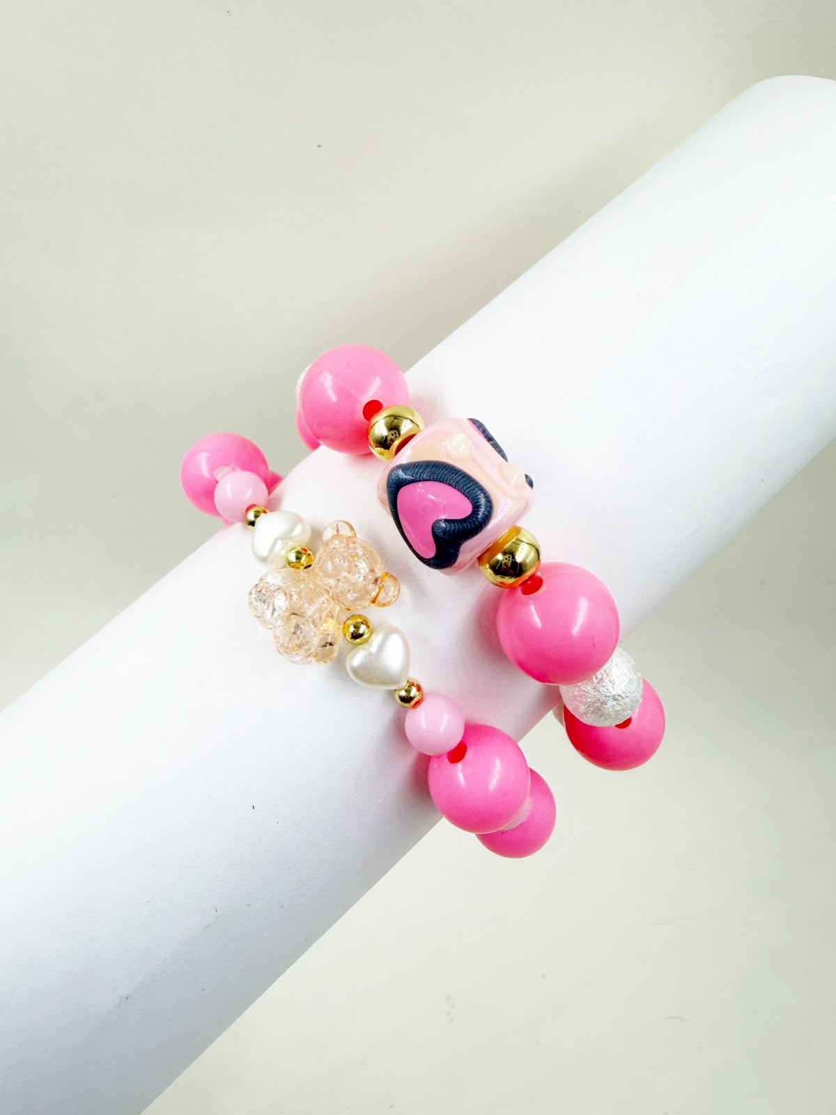 Pulsera de cuentas con corazones, perlas y detalles decorativos.