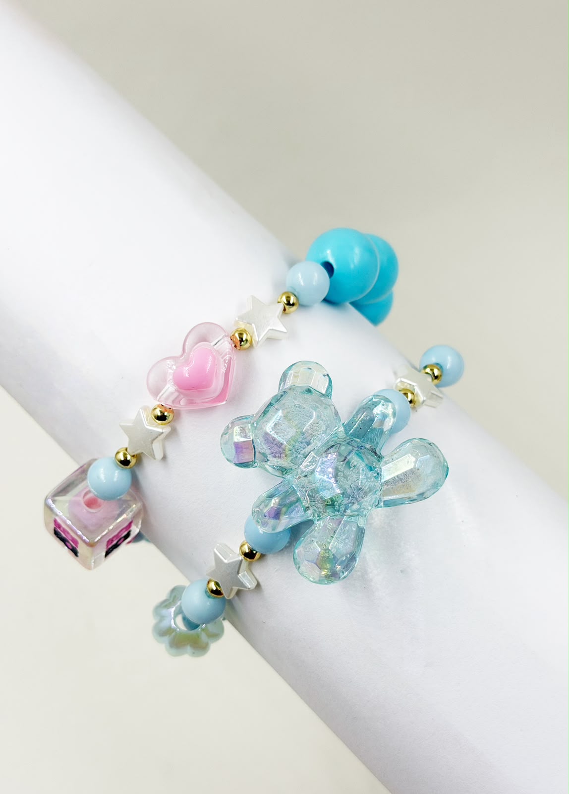 Pulsera de cuentas con estrellas, separadores decorativos y dije de oso.