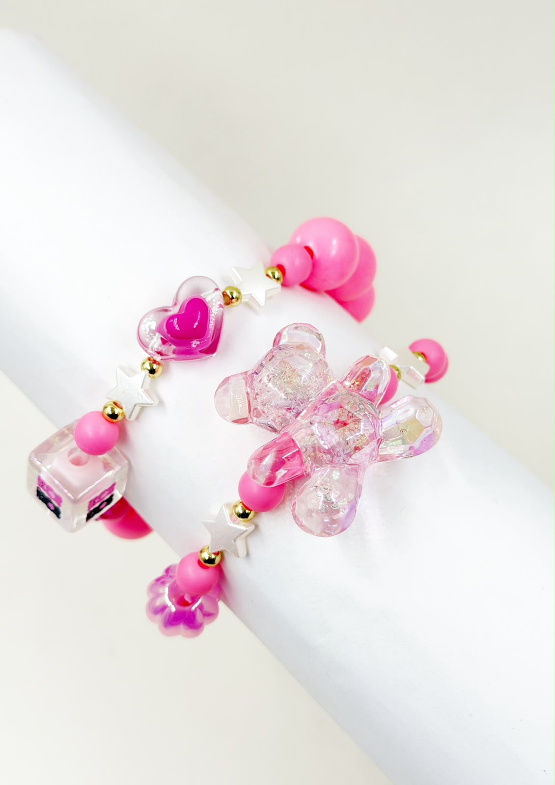 Pulsera de cuentas con estrellas, separadores decorativos y dije de oso.