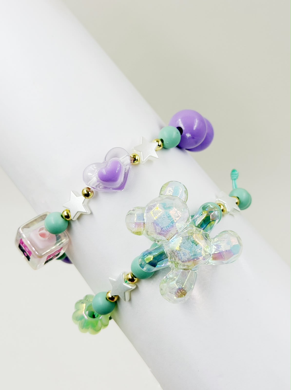 Pulsera de cuentas con estrellas, separadores decorativos y dije de oso.