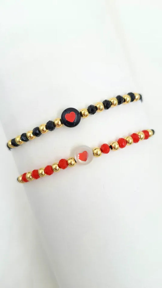 Pulsera Heart Eye Charm en hilo coreano con murano, corazón acrílico y balines rodinados, ajustable con nudo corredizo.