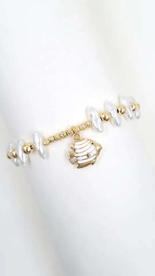 Pulsera Pez Abundancia dorada rodinada con perla amorfa y dije pez rayado pintado