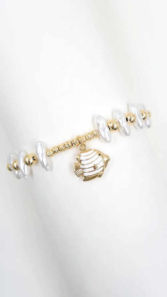 Pulsera Pez Abundancia dorada rodinada con perla amorfa y dije pez rayado pintado