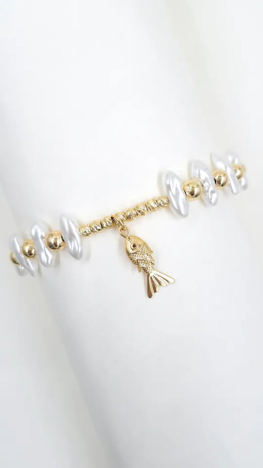 Pulsera Pez Articulado Perlado en guaya rodinada con dije pez articulado y detalles perlados