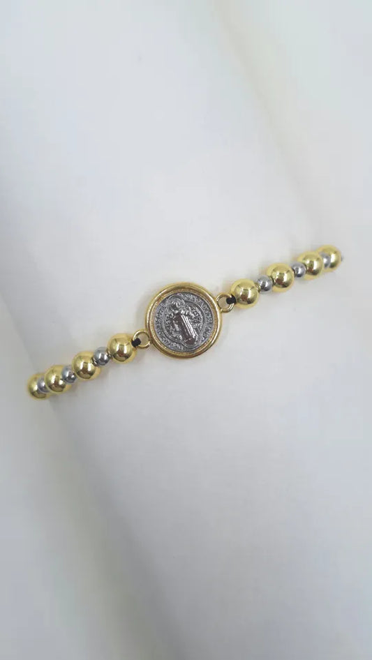 "Pulsera Benito Bicolor tejida en macramé con balines dorados y plateados y medalla San Benito bicolor