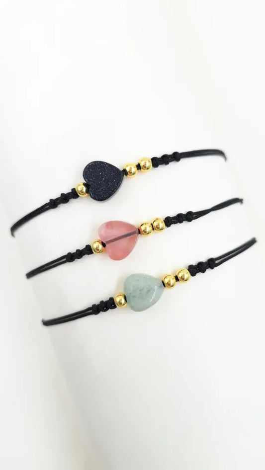 Pulsera Corazón Natural con hilo coreano, balines rodinados y piedra en forma de corazón, diseño ajustable con nudo corredizo.