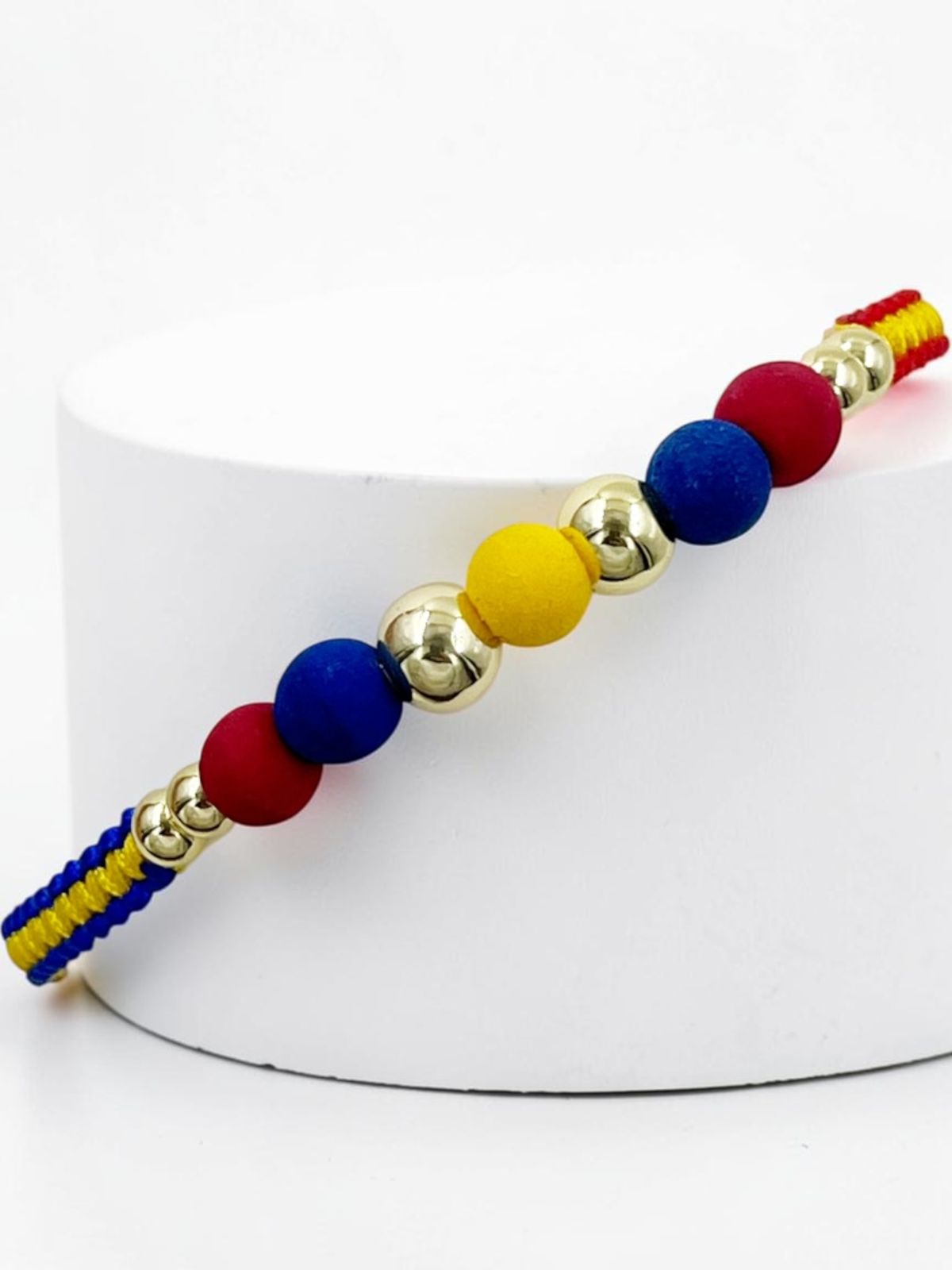 Pulsera Pasión de Sele en macramé con balines dorados lisos rodinados"

"Pulsera ajustable con nudo corredizo y esferas de neopreno