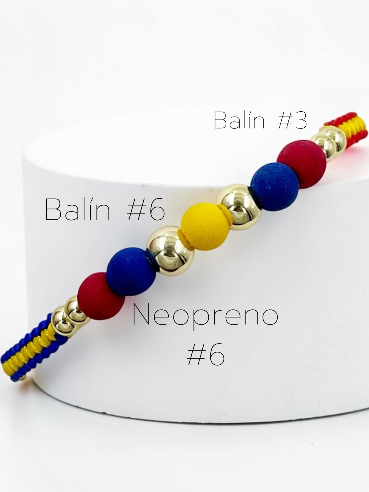 Pulsera Pasión de Sele en macramé con balines dorados lisos rodinados"

"Pulsera ajustable con nudo corredizo y esferas de neopreno