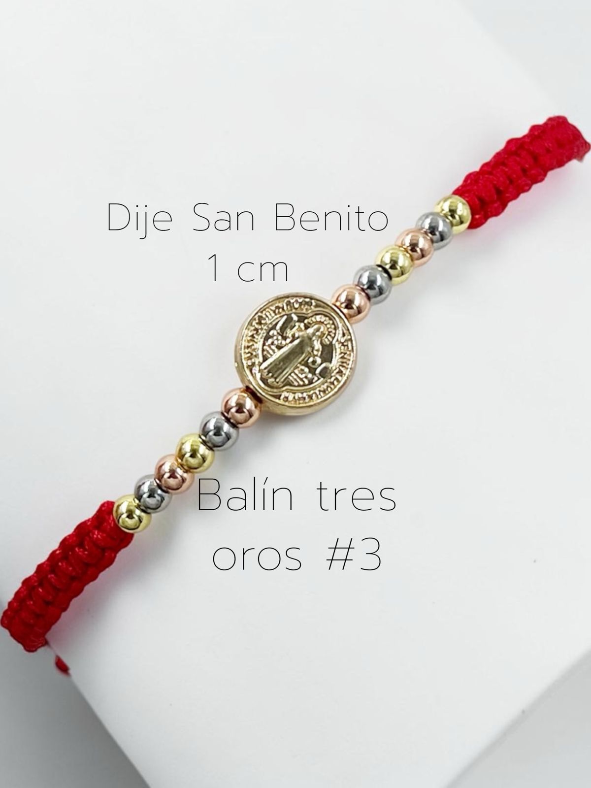 Pulsera juvenil en macramé con balines rodinados y medalla San Benito – Ajustable con nudo corredizo<