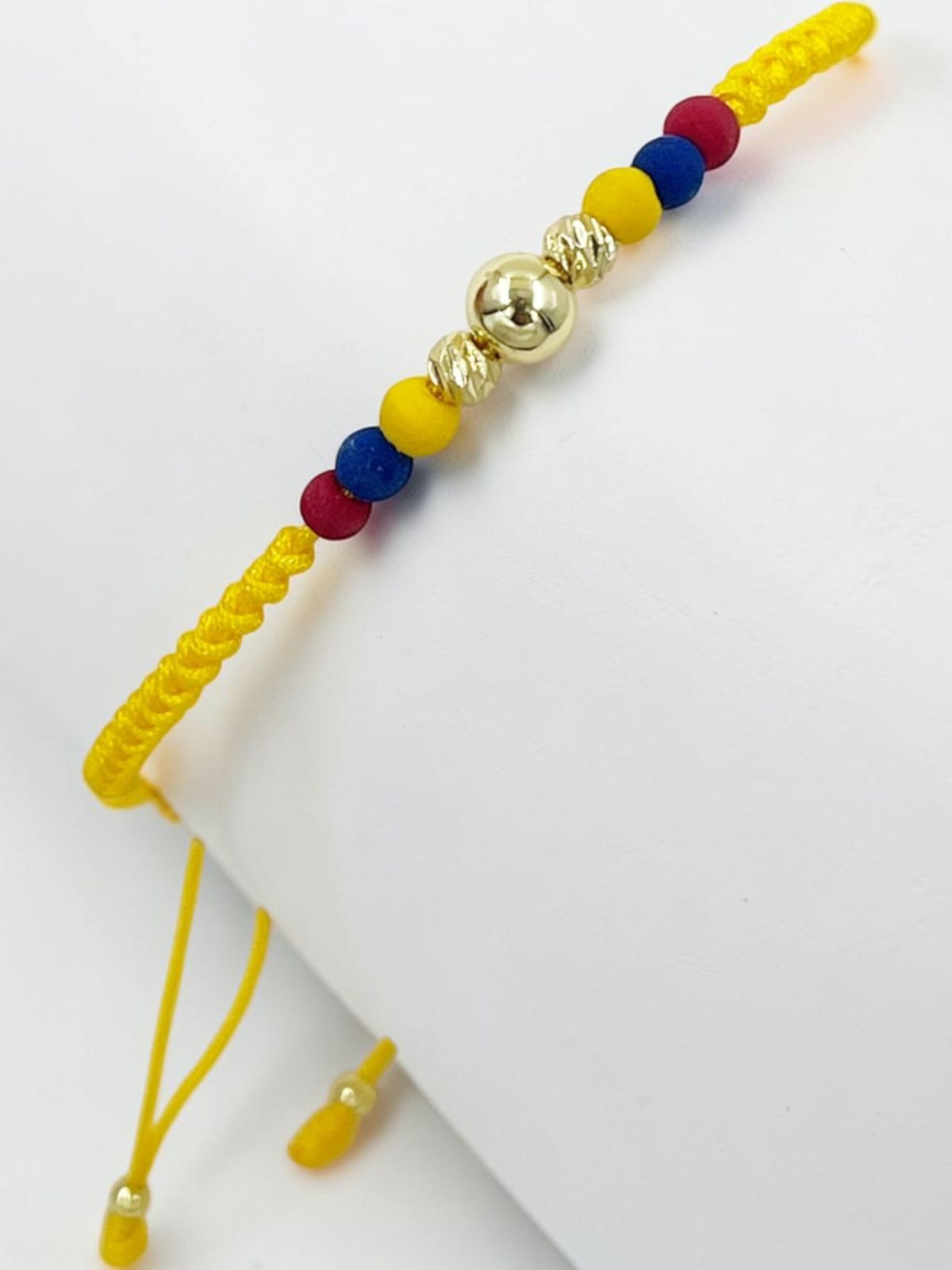 Pulsera tricolor multigold en macramé con balines dorados rodinados diamantados"

"Pulsera ajustable con nudo corredizo y esferas de neopreno"
