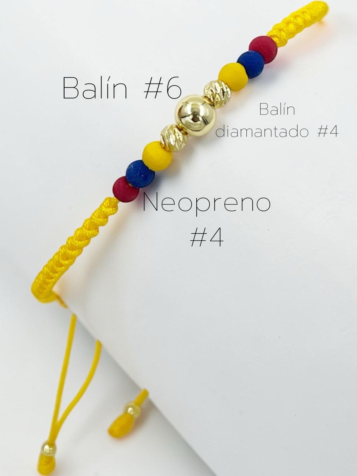 Pulsera tricolor multigold en macramé con balines dorados rodinados diamantados"

Pulsera ajustable con nudo corredizo y esferas de neopreno"