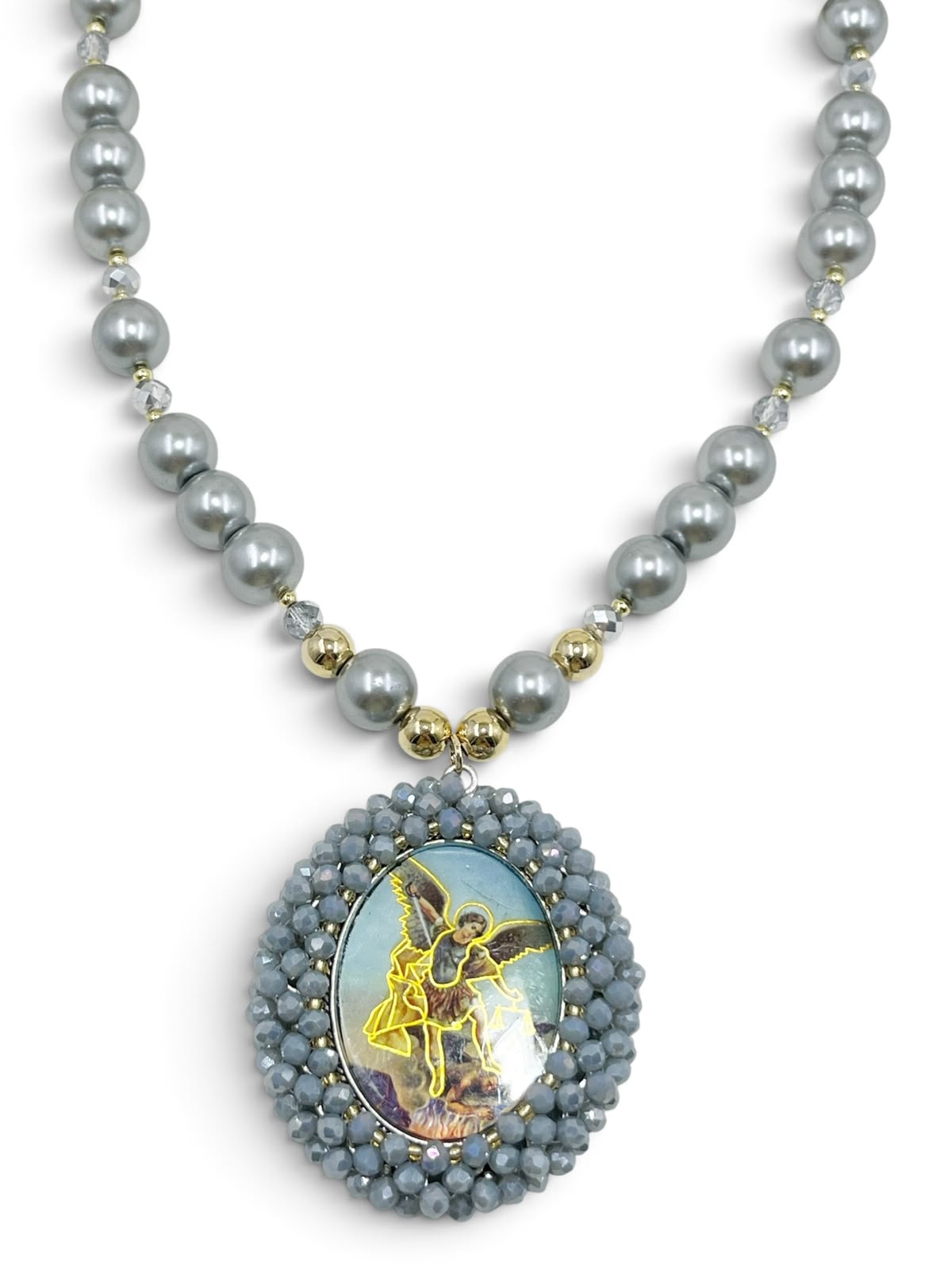 Collar con medalla decorativa y detalles brillantes