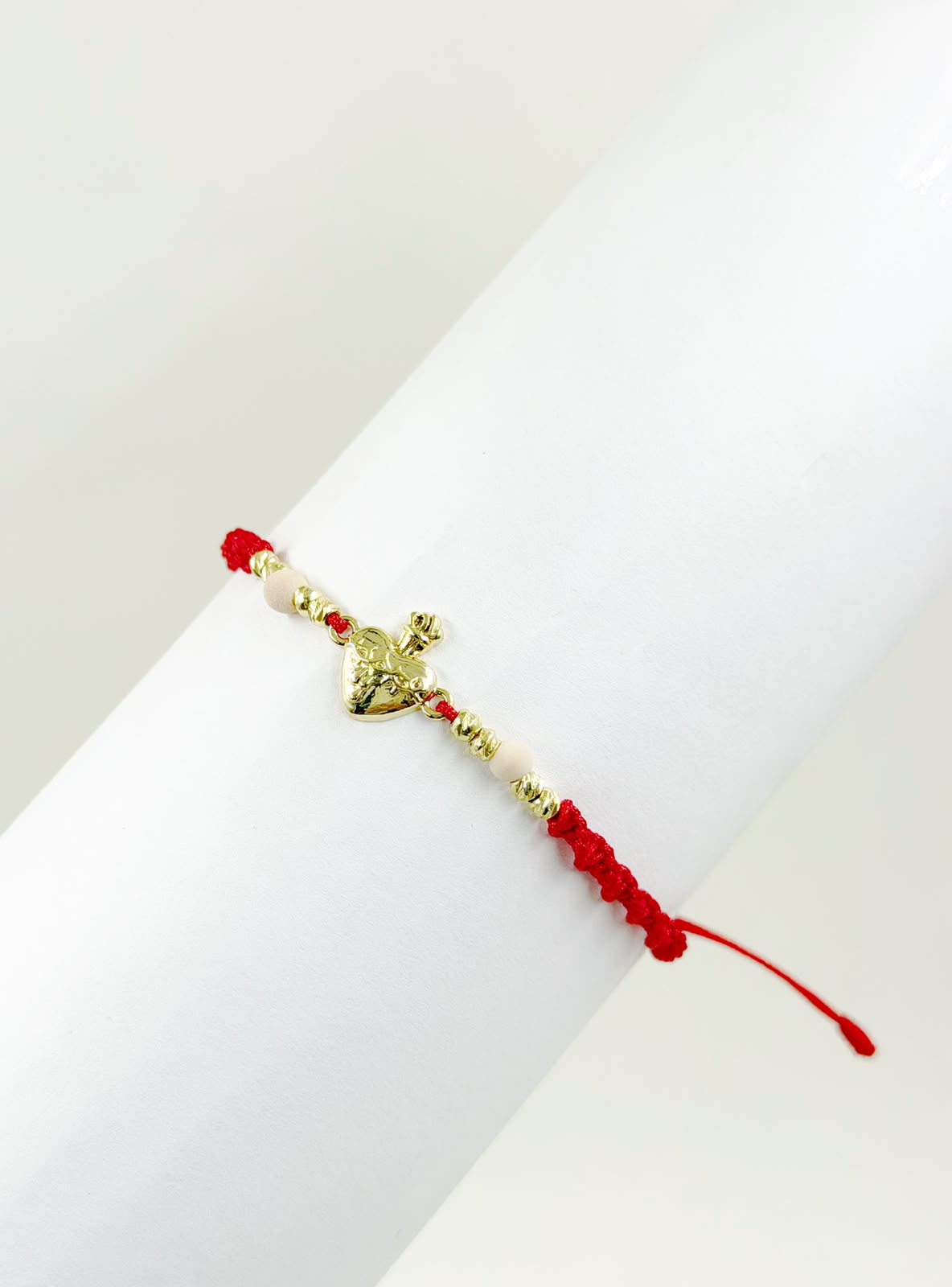 Pulsera artesanal con dije de corazón en relieve, de diseño delicado y elegante.