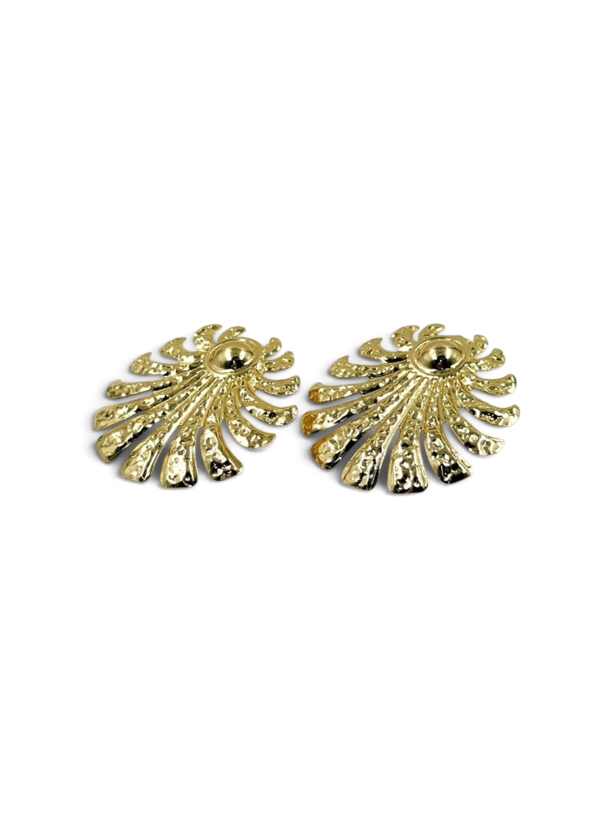 Aretes grandes de diseño llamativo para complementar looks femeninos y modernos.