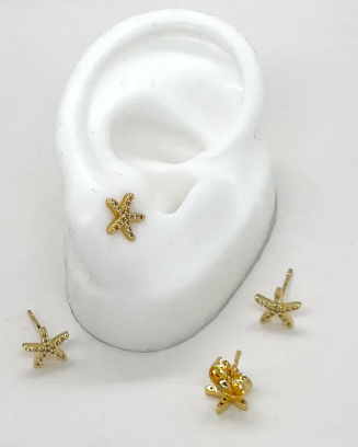 Topo estrella de mar dorado para mujer con diseño delicado inspirado en el océano.