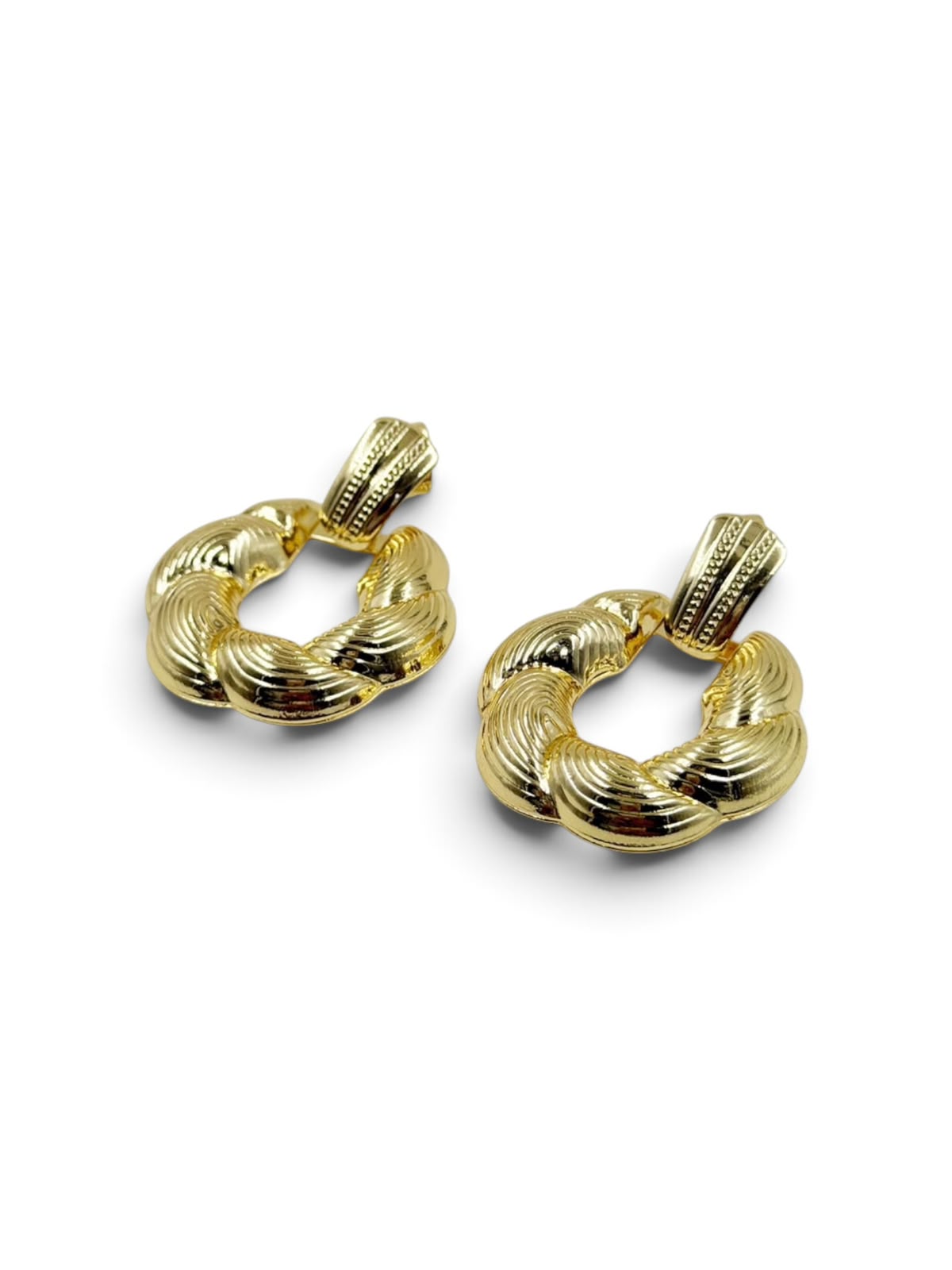 Aretes grandes de diseño llamativo para complementar looks femeninos y modernos.