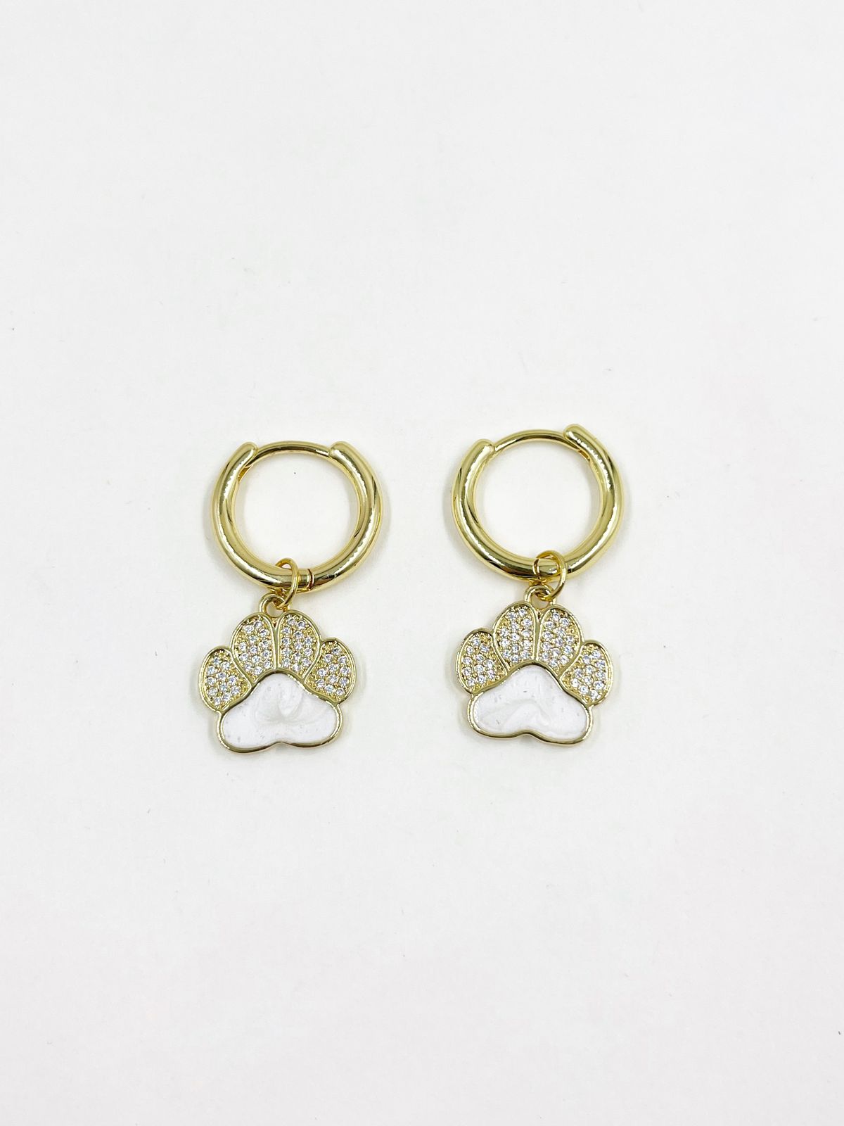 Aretes de rodinado con dije huella, pintura lacada e incrustaciones de microcircones – Largo 3.6 cm