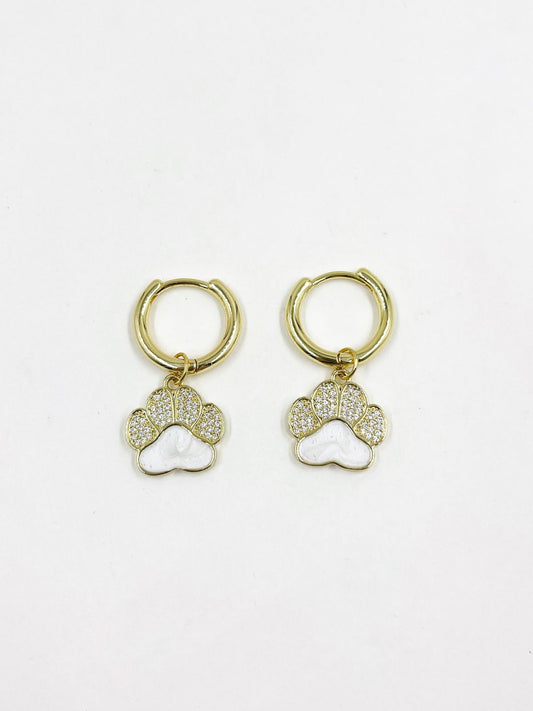 Aretes de rodinado con dije huella, pintura lacada e incrustaciones de microcircones – Largo 3.6 cm